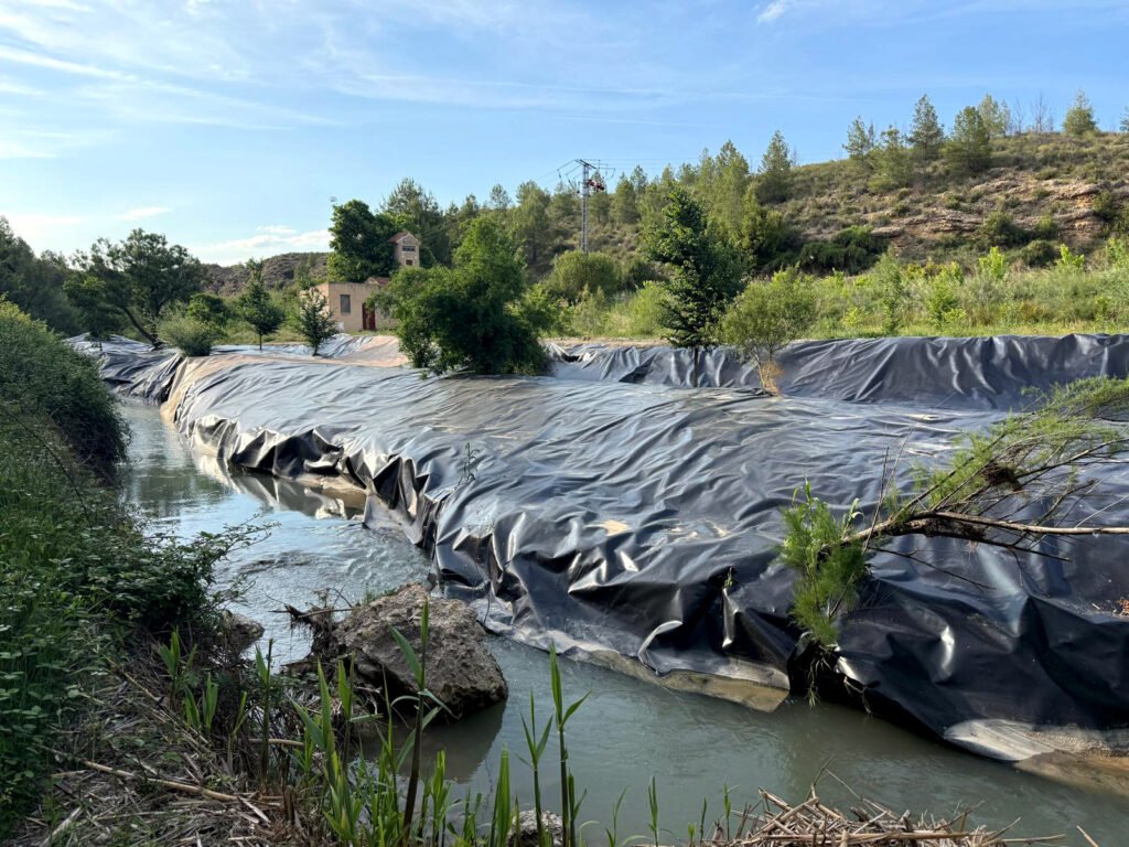 Plástico asfixiante (y asesino) en el río Moratalla, afluente del Segura.