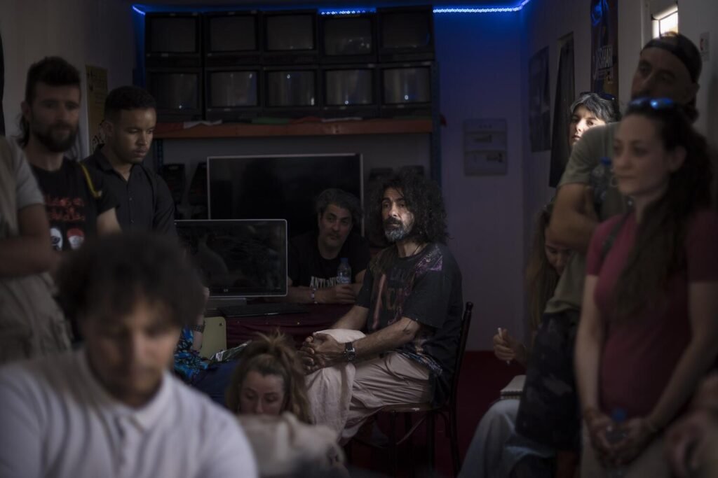 El violinista Ara Malikian fue de una de las personalidades del mundo de la cultura que acudió con invitado a la última edición del Fisahara. En la imagen se le ve durante la visita a la escuela de cine Abidin Kaid Saleh, ubicada en el campamento de Bojador. El proyecto arrancó en 2011 con apoyo de la Agencia España de Cooperación Internacional para el Desarrollo (AECID) y de personalidades del mundo del cine español. Desde entonces, ha formado a la primera generación de cineastas saharauis gracias a un programa bianual que incluye el alojamiento y la manutención para los alumnos que proceden de campamentos lejanos. Jairo Vargas.