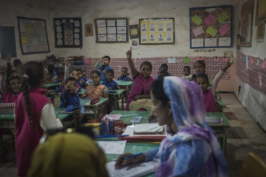 Una clase de la escuela primaria (madrassa) del campamento saharaui de Ausserd. A pesar de las dificultades, la RASD ha logrado desarrollar una precaria pero efectiva red de educación primaria presente en todas las wilayas. Casi la totalidad de los menores saharauis están escolarizados en las alrededor de 30 madrassas construidas desde los años 80 con apoyo y financiación de ONG y gobiernos extranjeros. El sistema ha logrado reducir el analfabetismo del 90% imperante en la época colonial hasta cifras similares a las de países desarrollados. Jairo Vargas.