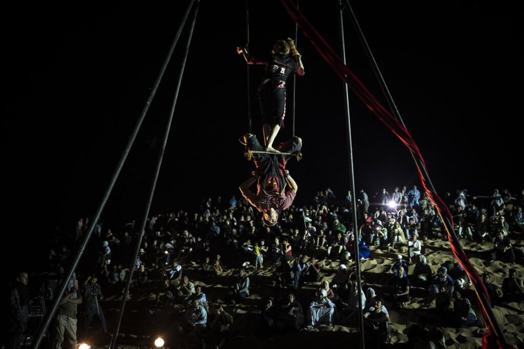 Un espectáculo del colectivo Pallasos en Rebeldía, una red internacional de circo y clown solidario que actúa en zonas de conflicto. Los campamentos de Tinduf, en el marco del Fisahara, son una de sus citas habituales para llevar la “risoterapia” hasta un público que vive en situaciones hostiles. Más allá de las horas en el colegio, son muy pocas las actividades educativas y de ocio para los menores saharauis, que representan casi el 40% de la población refugiada. Jairo Vargas.