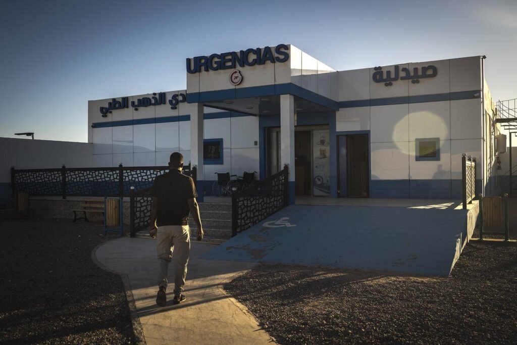 Un nuevo hospital privado con atención 24 horas en la wilaya de Auserd. La red sanitaria de los campamentos saharauis es pública y gratuita, aunque totalmente dependiente de una ayuda humanitaria que ha descendido drásticamente en los últimos años. Cada wilaya cuenta con su propio hospital, aunque desde hace tiempo no pueden ofrecer una cobertura adecuada. Sin demasiado material y ante la escasez de profesionales sanitarios, varios saharauis formados en medicina en Cuba han decidido construir este centro de sanitario moderno, equipado y con médicos formados en el extranjero, aunque la atención sanitaria es de pago. Jairo Vargas.
