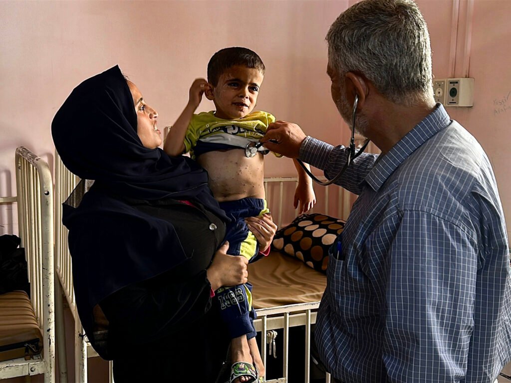 El niño palestino que padece infecciones cutáneas y desnutrición severa recibe tratamiento en el Hospital Al-Nasser, en Khan Younis, al sur de la Franja de Gaza.