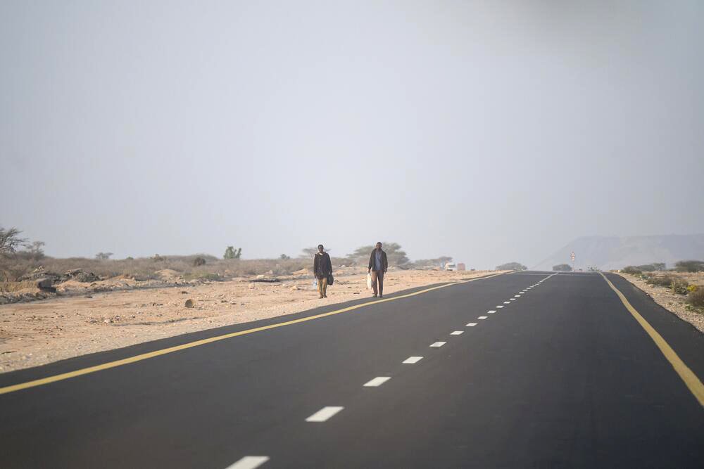 Dos personas caminan al amanecer rumbo a la ciudad de Berbera, en Somalilandia.