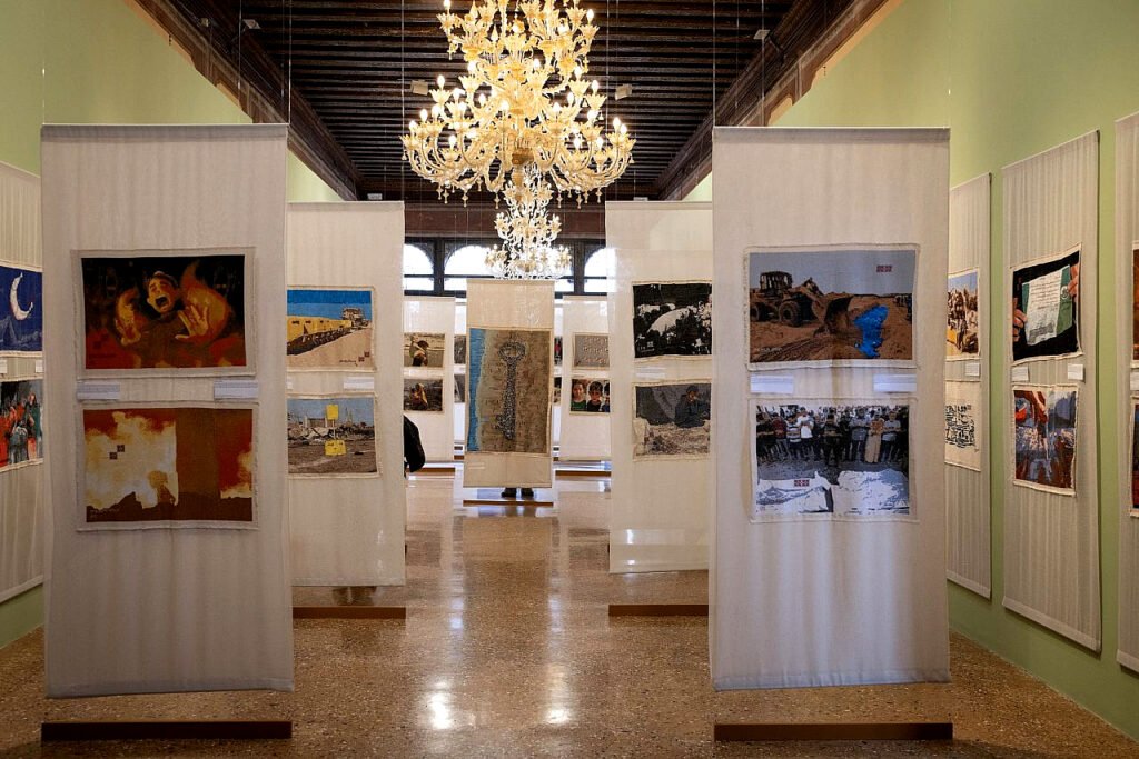 Obras de la exposición titulada “' _____________' * * Gaza – Sin palabras – Vea la exposición”, en la 61.ª Bienal de Venecia, Italia. 