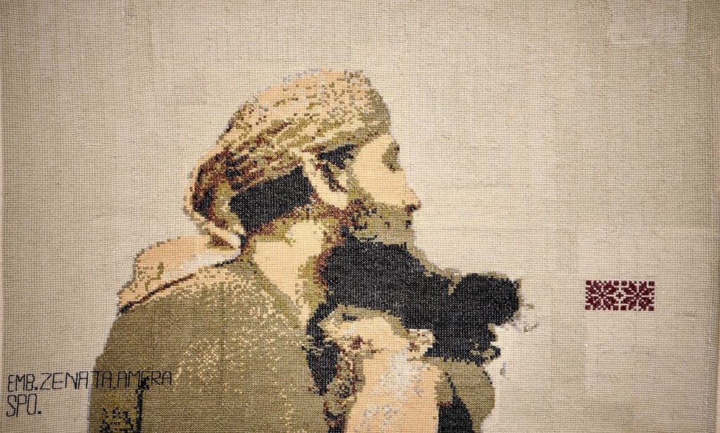Obra de Zenat Abu Amera de la exposición titulada “' _____________' * * Gaza – Sin palabras – Vea la exposición”, basada en una fotografía del fotógrafo gazatí Yousef Seifi, en la 61.ª Bienal de Venecia, Italia. (Museo de Palestina, EE. UU.).