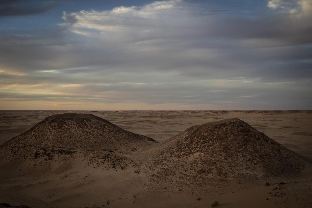 Dunas de arena y colinas componen el único paisaje de la dura hamada argelina. En esta geografía, donde los inviernos apenas superan los cero grados y los veranos casi llegan a los 60ºC, el pueblo saharaui ha logrado resistir 50 años. Se calcula que son más de 170.000 los refugiados que sobreviven en las cinco wilayas– El Aaiún, Esmara, Auserd, Dajla y Bojador–. Son los nombres de las principales ciudades del Sáhara Occidental ocupado por Marruecos. Lugares que para estos niños nacidos en el exilio son solo eso, un nombre, una idea vaga, un imposible del que, a veces, oyen hablar a los mayores. Jairo Vargas.
