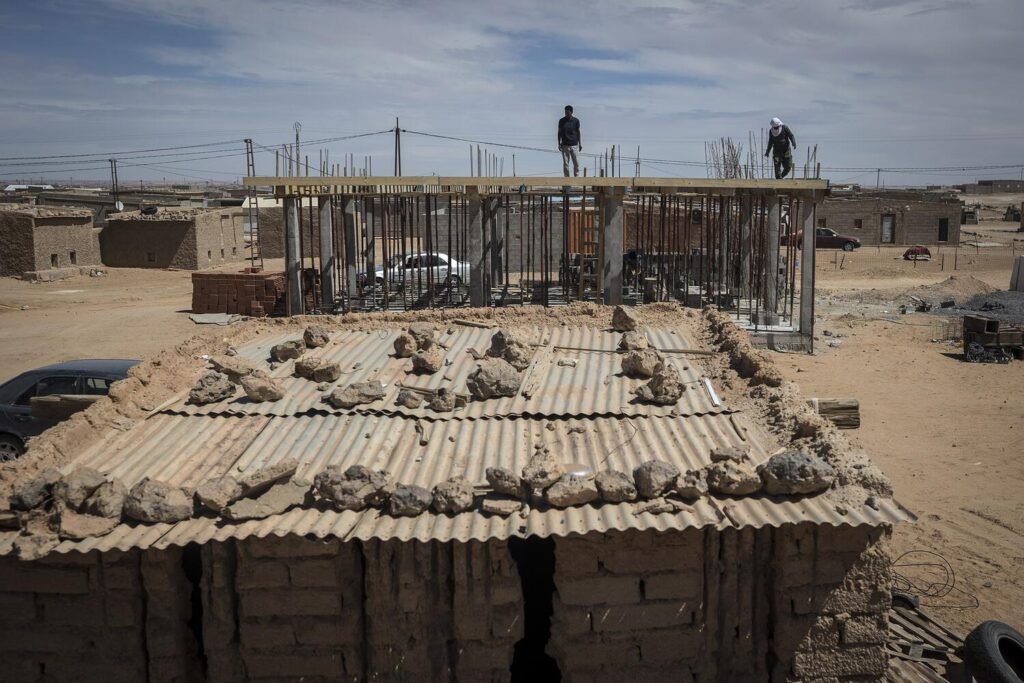 La construcción es uno de los pocos empleos con los que ganarse la vida en estos campos de refugiados. En estas cinco décadas, la provisionalidad de las jaimas de tela fue pasando a la resistencia de las paredes de adobe. Ahora, la estabilidad de los bloques y el cemento han mejorado la calidad de vida de los saharauis hasta convertir los remotos campamentos de refugiados en una suerte de ciudades primarias. Unos avances que, a pesar de todo, solo constatan que su situación de pretendida temporalidad se ha convertido en permanente. Jairo Vargas.