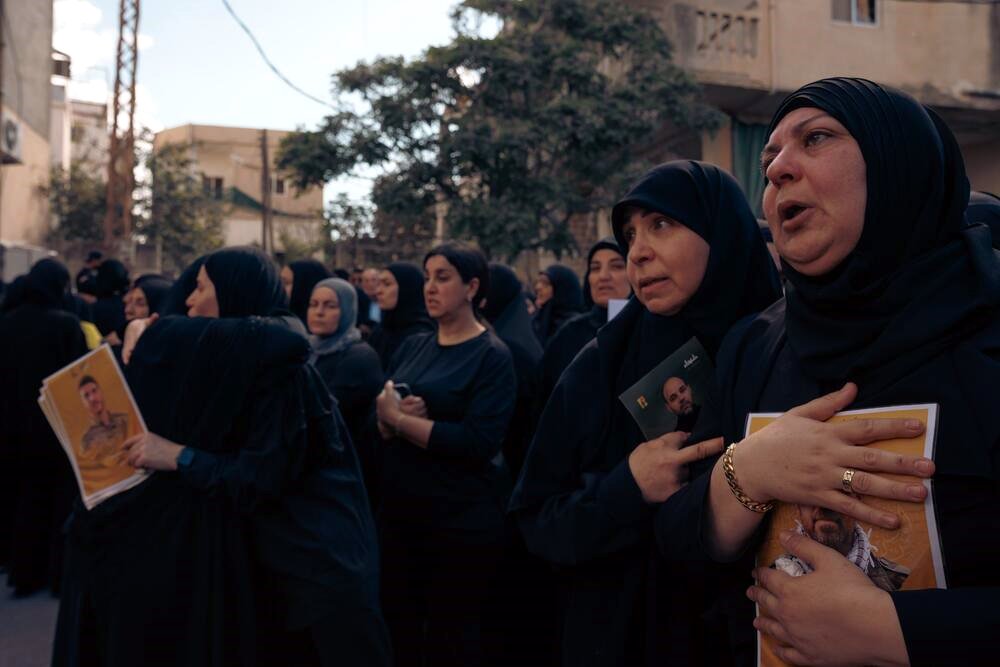 Familiares de combatientes de Hizbulá lloran a los suyos durante un funeral.