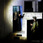 Soldados israelíes interrogan a una mujer palestina durante una redada nocturna en el campo de refugiados de Jalazun, en la Cisjordania ocupada, al norte de Ramala,