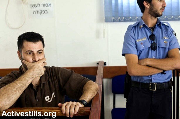 Abdullah Abu Rahmah, destacado activista por la paz palestino y una de las figuras más reconocidas del movimiento de resistencia no violenta en Cisjordania, en el Tribunal Militar de Ofer.