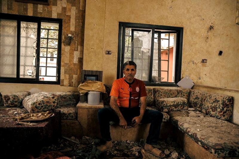 El alcalde del pueblo de Insar, en su vivienda completamente destrozada.