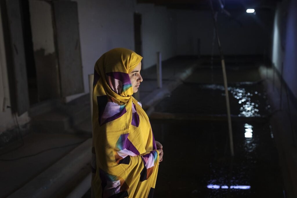 Galia Mohamed, de 31 años, puso en marcha una iniciativa quijotesca: criar peces en mitad del desierto. Junto a su hermano y con apoyo de algunas ONG han construido en Auserd una pequeña piscifactoría donde crían tilapias, un pez de agua dulce, resistente a duras condiciones y a la falta de oxígeno. El objetivo es introducir el pescado en la monótona dieta de los campamentos, que depende casi en su totalidad de la ayuda humanitaria: harina, arroz y conservas. “No es fácil introducir esta comida en los campamentos, donde el pescado prácticamente no existe. No forma parte de la cultura alimentaria. Hemos tenido que hacer talleres en las escuelas para que los niños y sus familias sepan cómo se puede preparar y comer”, explica. Su iniciativa contrasta con los miles de toneladas de pescado y marisco que cada año son expoliadas por empresas marroquíes y europeas en los ricos caladeros de la extensa costa del Sáhara ocupado. Un robo que el Tribunal de Justicia de la Unión Europea declaró ilegal en 2024, anulando los acuerdos pesqueros entre Marruecos y la UE por no respetar el principio de autodeterminación del pueblo saharaui y realizarse sin el consentimiento de su representante legítimo, el Frente Polisario. Jairo Vargas.