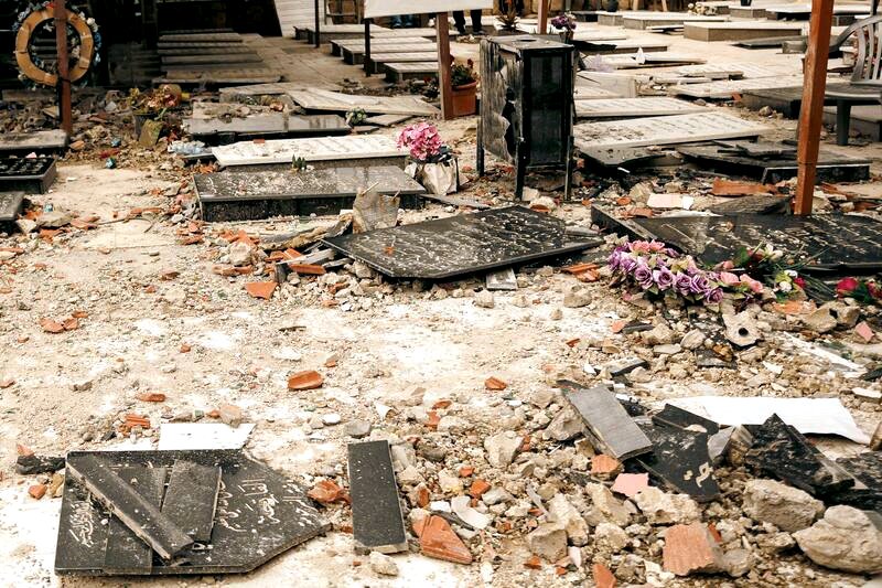 El cementerio del pueblo de Jebchit, gravemente dañado por los bombardeos israelíes.