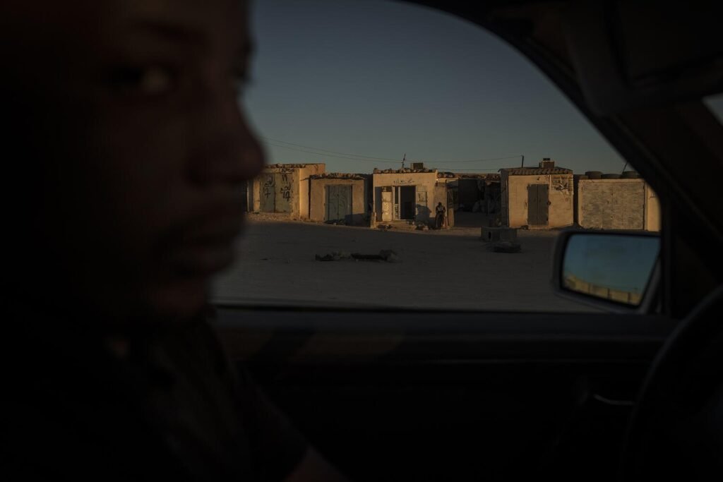 Un joven saharaui conduce entre las jaimas del campamento de Esmara. La monotonía, las duras condiciones climáticas, la escasez material y el reducido horizonte de futuro están sembrando la apatía y la desesperanza entre la juventud de los campamentos. Muchos vieron en el reinicio de las operaciones militares contra Marruecos un cambio que haría agitarse el tablero, pero seis años después, la causa saharaui no ha ocupado el lugar esperado ni en los medios ni en el debate internacional. Ante la lejanía de un retorno a su tierra y a la construcción de su propio país, cada vez son más los que buscan una salida hacia otros países. Pero los saharauis son apátridas, no tienen un pasaporte con el que viajar y la burocracia para salir de los campamentos es tediosa, larga y sin muchas garantías. La migración irregular hacia costas españolas cada vez está más presente en la cabeza de los saharauis refugiados en Argelia y en algunos campamentos ya se ha cobrado la vida de algún chaval. Jairo Vargas.