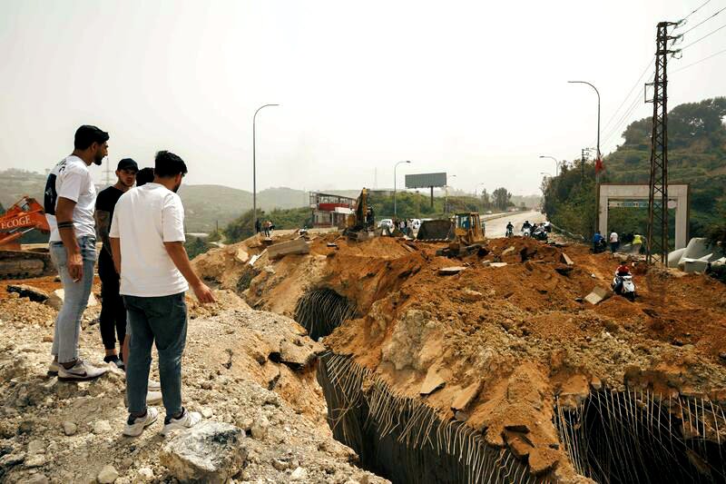 Un grupo de jóvenes frente al puente destrozado de Qasmiyeh, que atraviesa el río Litani y conecta el sur del Líbano con el resto del país.
