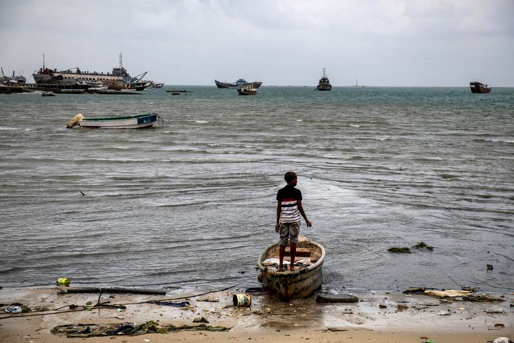 Un niño sobre una barca en la playa de la ciudad de Berbera, en Somalilandia.