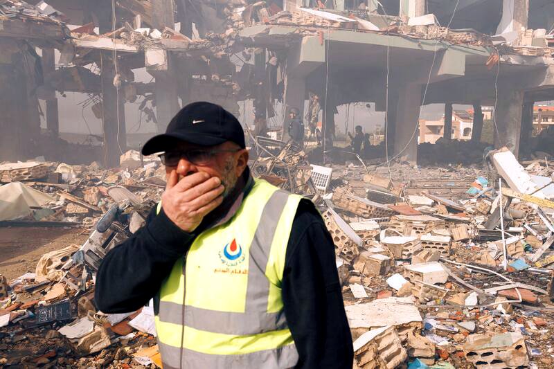El 15 de marzo, Ali Al-Chami, socorrista, frente a las ruinas del centro médico de Burj Qalaouiye, donde doce de sus compañeros acababan de perder la vida. Él mismo moriría pocos días después en un ataque israelí.