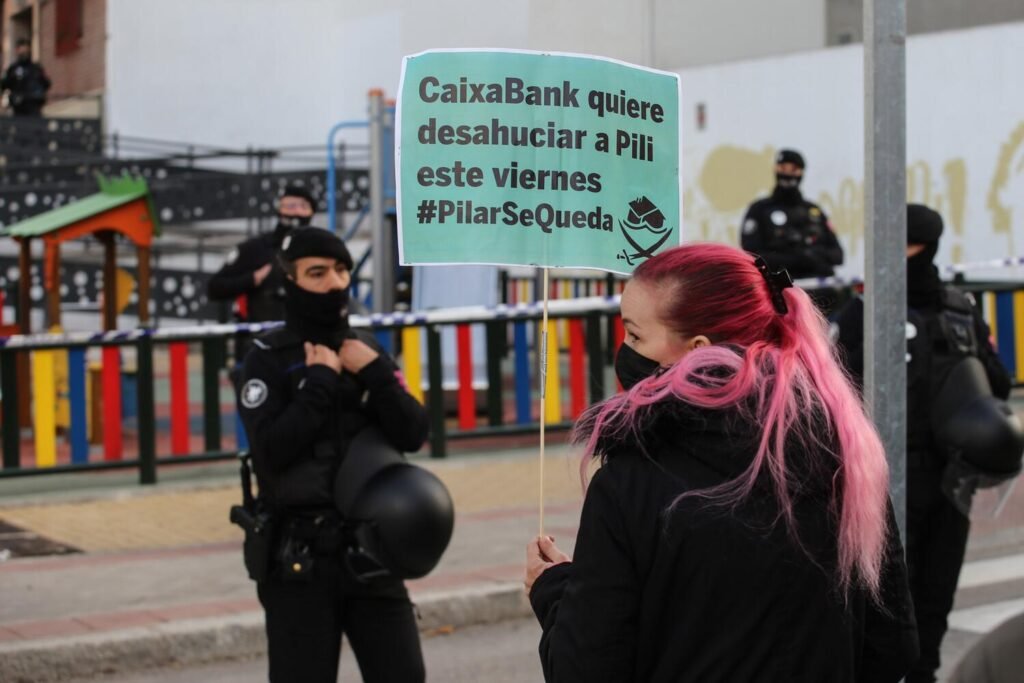 El movimiento por la Vivienda protesta contra el negocio de este derecho y el pago de 94.000 euros en multas.