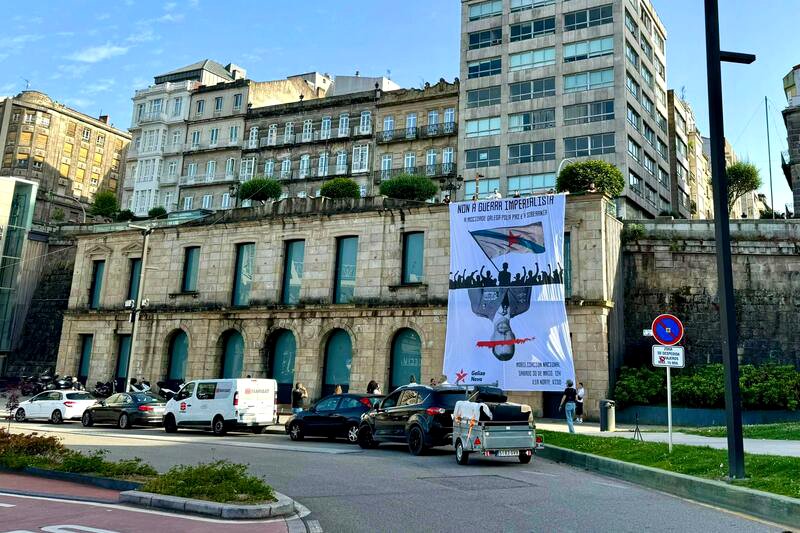 Acción de Galiza Nova en la fachada de la vieja estación de tren de Vigo.
