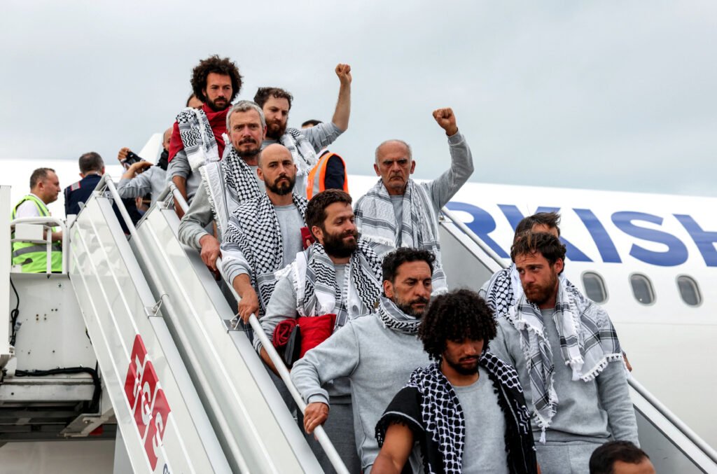 Activistas de la Flotilla Global Sumund salen del avión en su llegada al aeropuerto de Estambul.