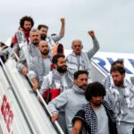 Activistas de la Flotilla Global Sumund salen del avión en su llegada al aeropuerto de Estambul.