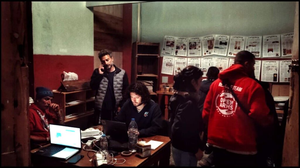 Activistas liberados de prisión en un centro social en Creta,