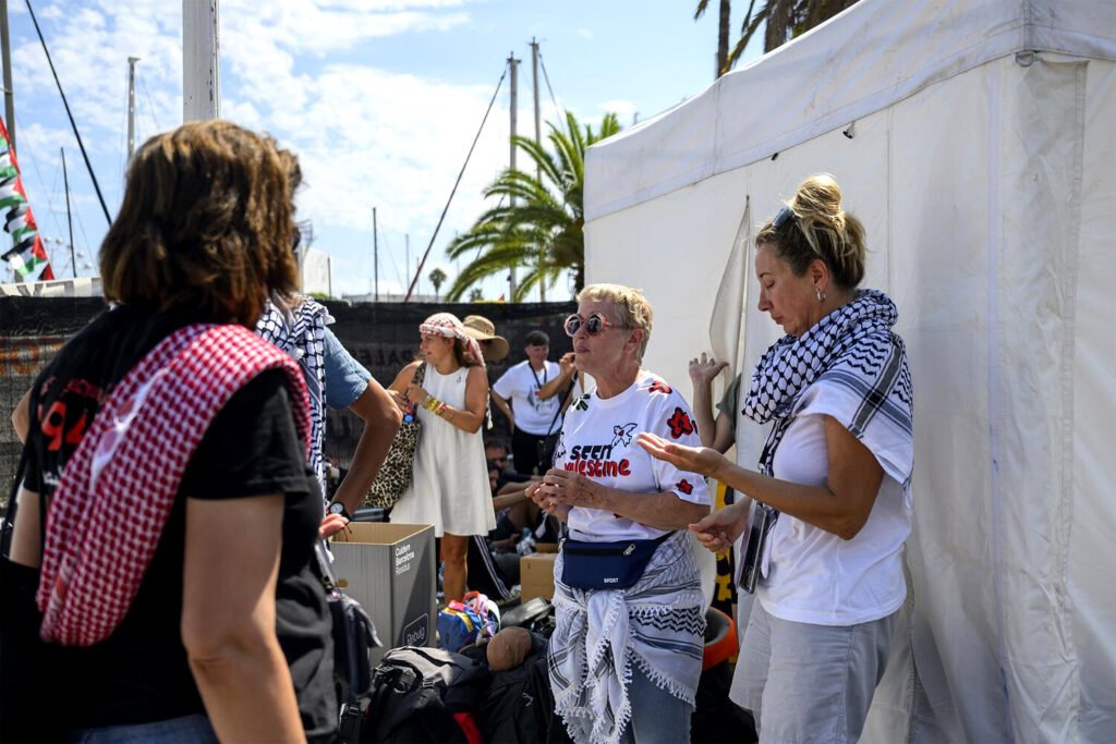 Alicia Armesto, participante también la flotilla rumbo a Gaza en 2025, en el aeropuerto de Barcelona el día de su salida.
