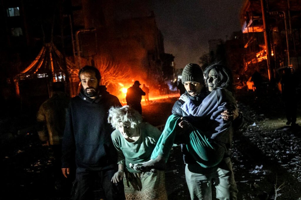 Ataques aéreos estadounidenses e israelíes contra zonas residenciales de Teherán, que causaron muertos y heridos entre la población civil.