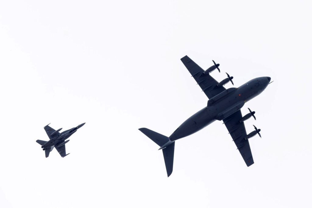 Aviación del ejército del aire realizando maniobras días antes de un desfile.