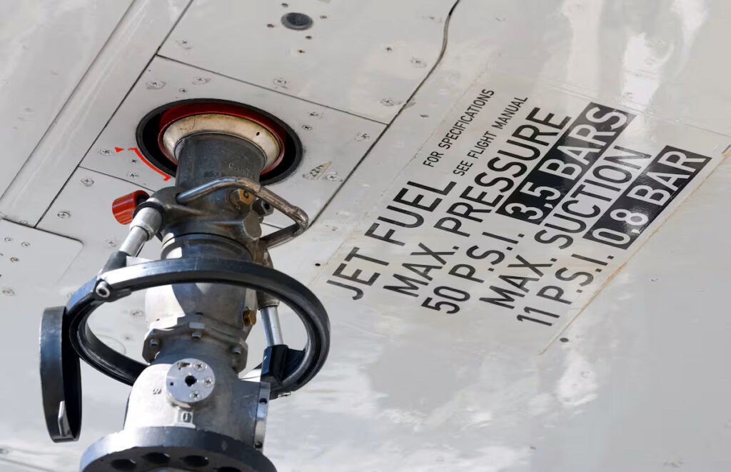 Boquilla de una manguera inyectando queroseno en el depósito de un avión comercial, a finales de abril en el aeropuerto de Ginebra.