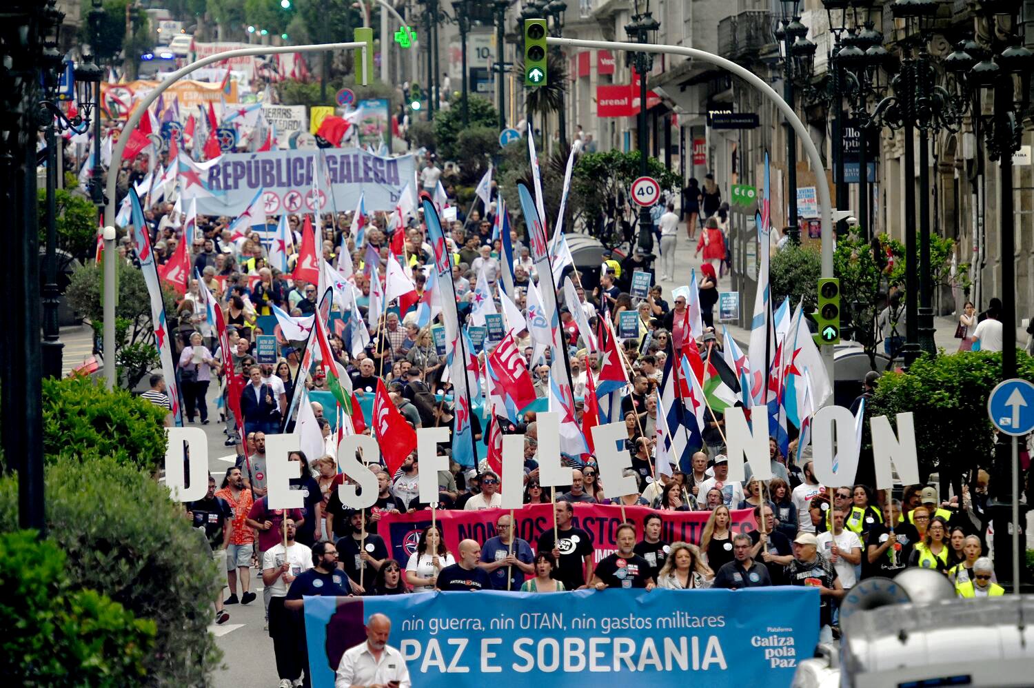 Galicia responde al desfile militar con una multitudinaria protesta por la paz