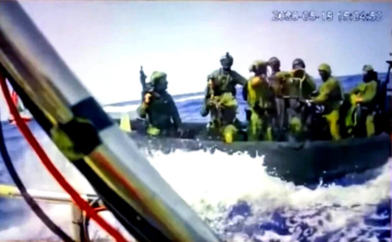 Captura de video desde la embarcacion Girolama en el momento del abordaje del ejercito israelí.