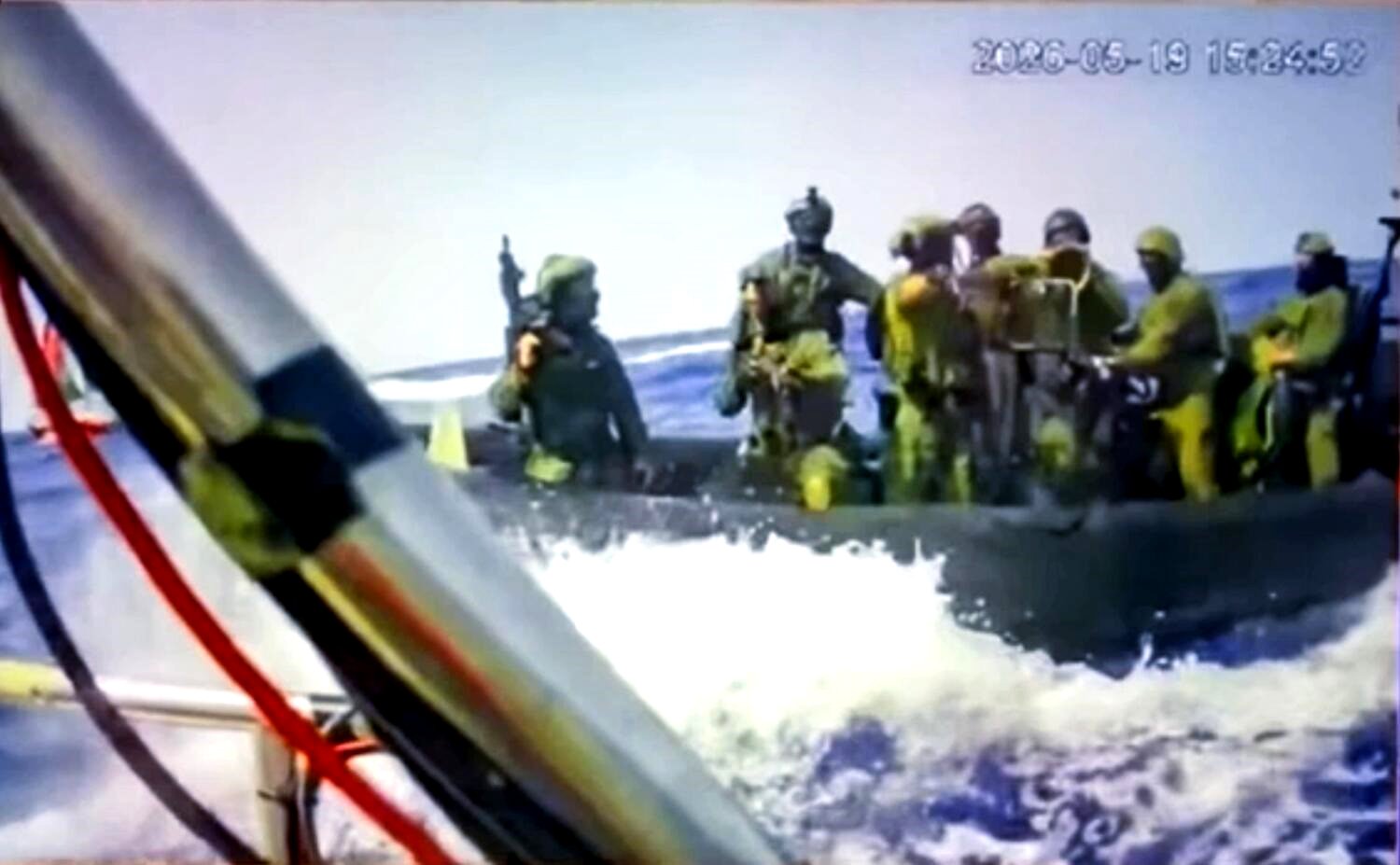 Los soldados israelíes disparan y embisten a los barcos de la Flotilla para poner fin a esta misión