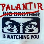 Cartel contra Palantir durante una protesta en 2025.