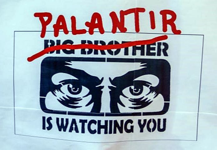Cartel contra Palantir durante una protesta en 2025.