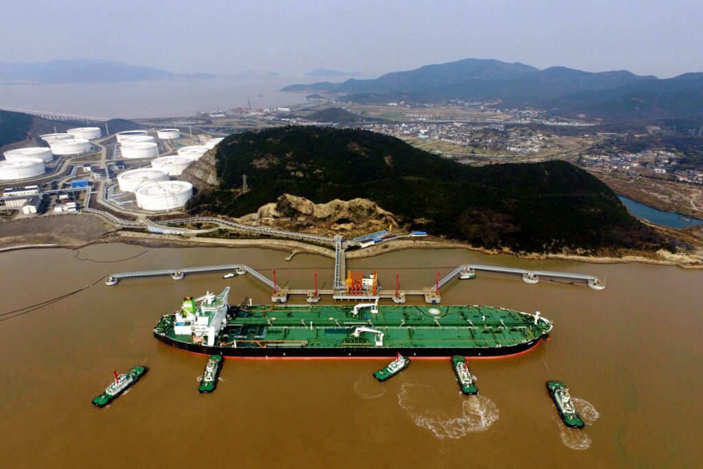 China no reconoce las sanciones impuestas por Estados Unidos contra cinco refinerías, una medida con un trasfondo mucho más amplio.