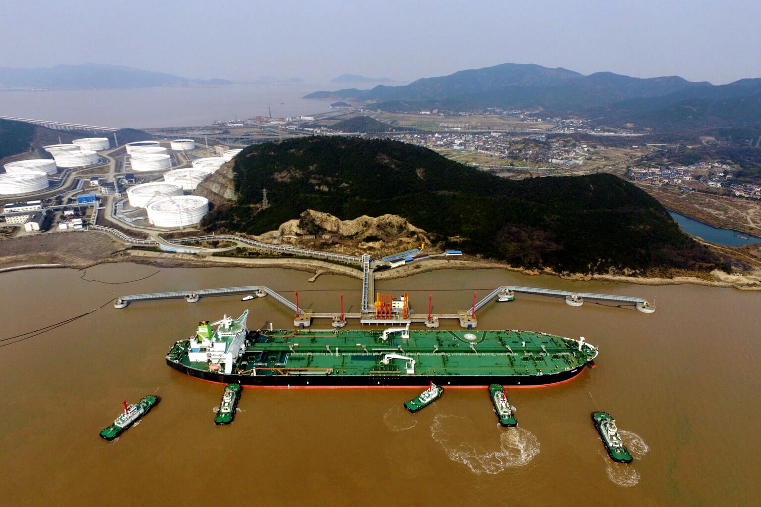 China bloquea las sanciones de Estados Unidos contra cinco refinerías por comprar petróleo iraní