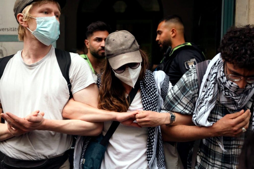 Cientos de estudiantes toman la Universidad Humboldt de Berlín en apoyo a Gaza.