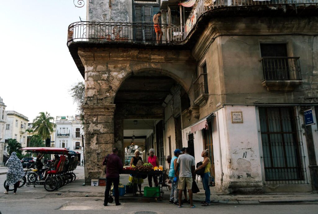 Comercio callejero en La Habana durante el bloqueo petrolero.