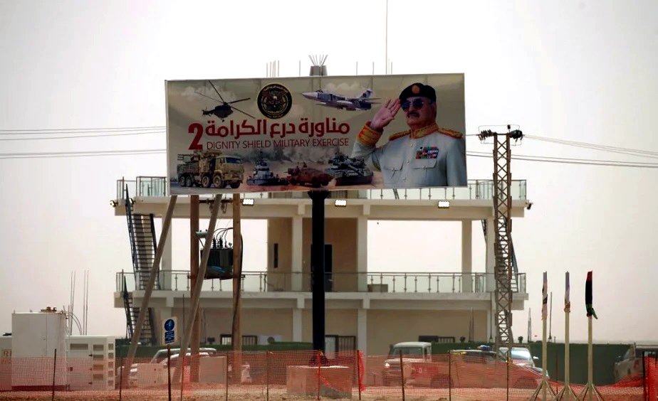 Cómo un convoy de ayuda humanitaria con destino a Gaza se desmoronó al intentar entrar en el este de Libia, controlado por Haftar.