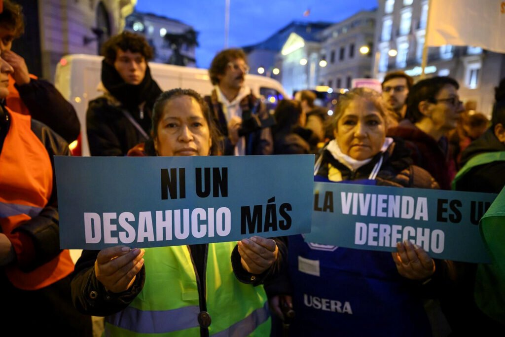 Concentración del movimiento de vivienda de Madrid frente al Congreso de los Diputados, durante una de las votaciones por el escudo social que incluía la moratoria de los desahucios.