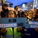 Concentración del movimiento de vivienda de Madrid frente al Congreso de los Diputados, durante una de las votaciones por el escudo social que incluía la moratoria de los desahucios.
