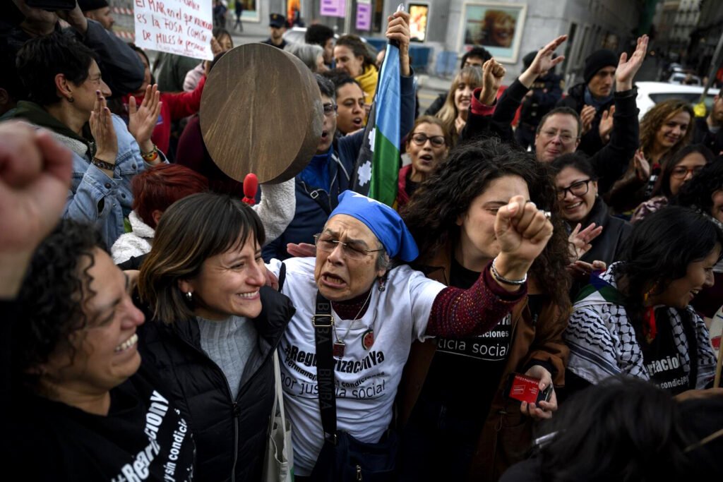 Concentración por la regularización de personas migrantes en Madrid.