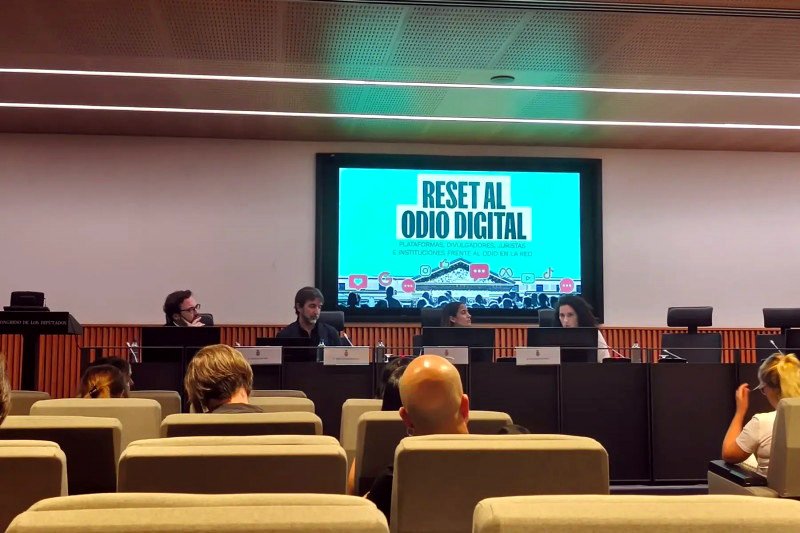 De derecha a izquierda, Pastora Filigrana -ACO-, Tesh Sidi, José Luis Zimmermann -Meta- y Miguel Escassi -Google- durante su intervención en la jornada 'Reset al odio digital'.