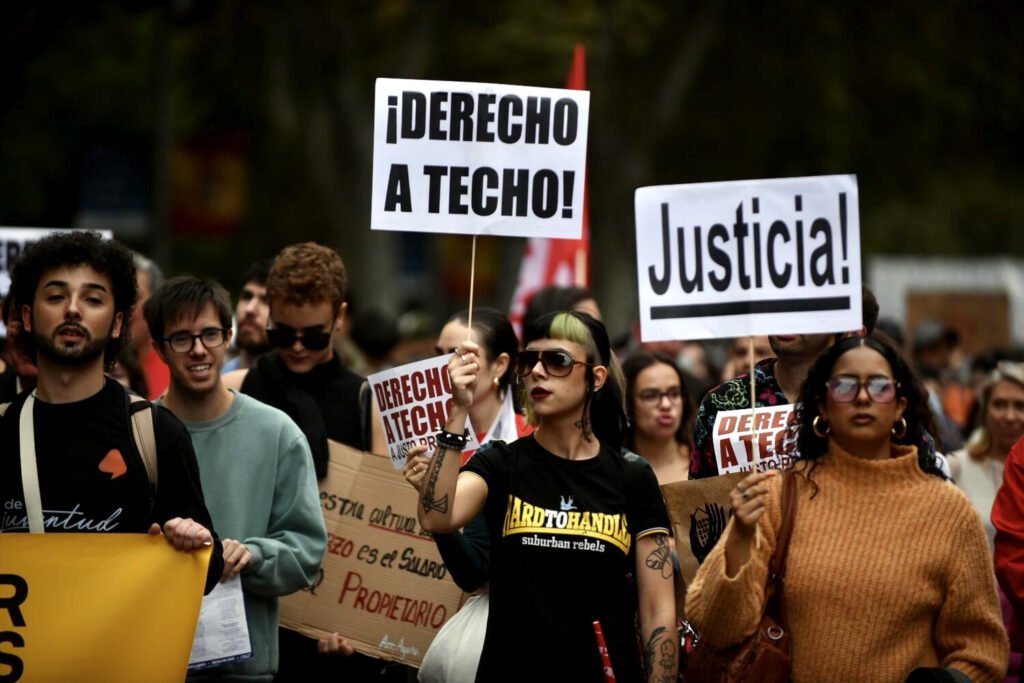 Decenas de miles de personas tomaron Madrid el 13 de octubre de 2024 para protestar por la falta de medidas para contener los precios del alquiler.