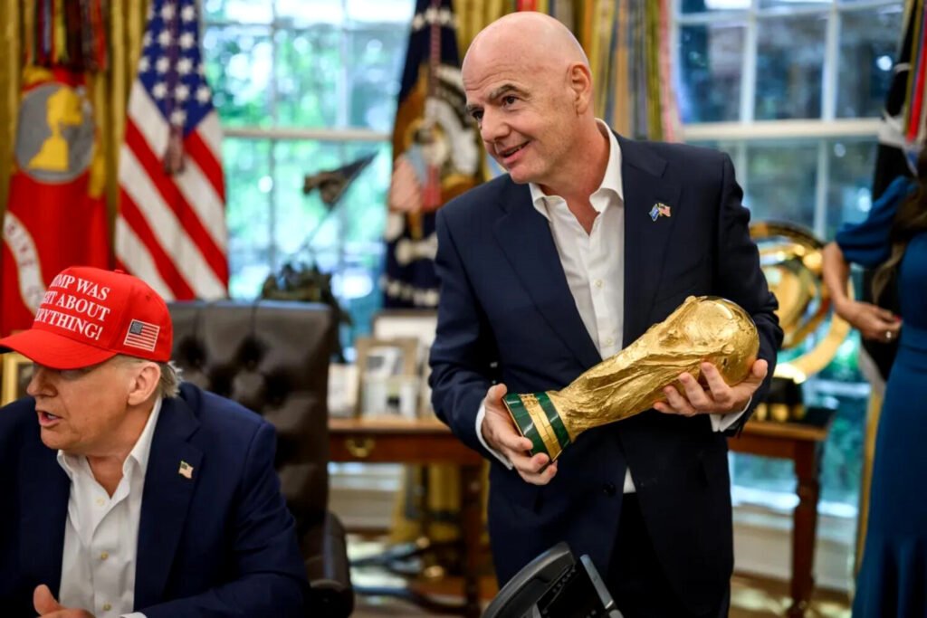 Donald Trump y el presidente de la FIFA, Gianni Infantino, anuncian la sede de la Copa Mundial de la FIFA 2025.