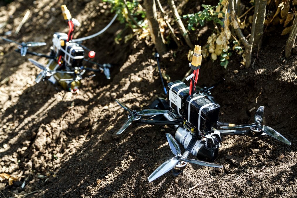 Drones FPV ucranianos con una carcasa acoplada, tirados en el suelo.