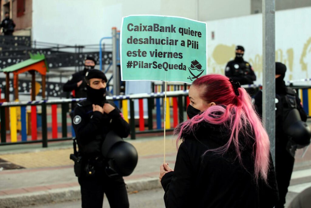 El movimiento por la Vivienda protesta contra el negocio de este derecho y el pago de 94.000 euros en multas.