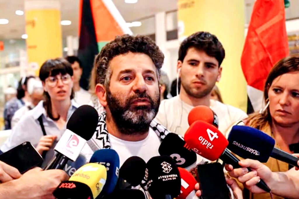 El activista Saif Abukeshek, a su llegada a El Prat.