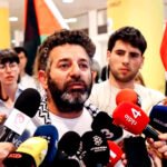 El activista palestino-español Saïf Abukeshek escoltado por un policía israelí.